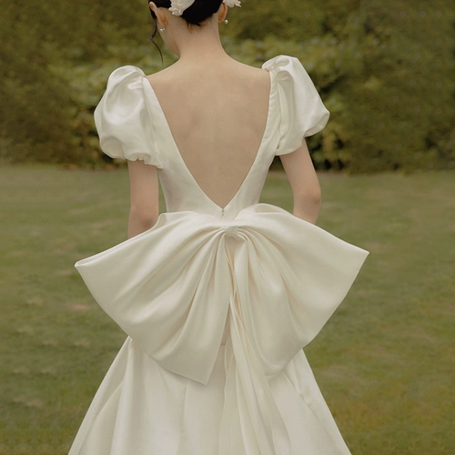 Путешествие на стрельбу из легкого свадебного платья Бессмертный газ 2024 Новый невеста французский бабовый хвост атлас проста, чтобы приветствовать