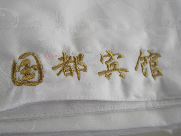 Khách sạn khách sạn gối chăn bông cotton trắng tấm chăn bao gồm ba hoặc bốn bộ bầu trời miễn phí gối tựa cổ