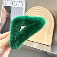 Изготовлен из натурального волоса норки зеленого цвета.