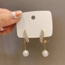 Inlaid drilling metal geometric pearl earrings female Korean temperament superior light extravagant and small crowddesign ear tacked earrings