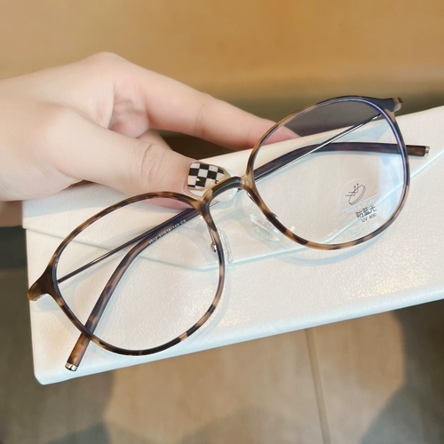 Ультра -клозер видение очки женщины могут соответствовать кругу