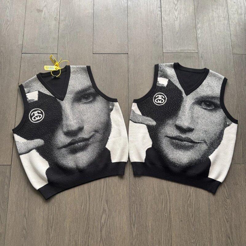 Jixuan Jex's New Self-Designed Face-Patterned Knit Sweater with Letter Jacquard and V-Neck, Top-Notch Quality