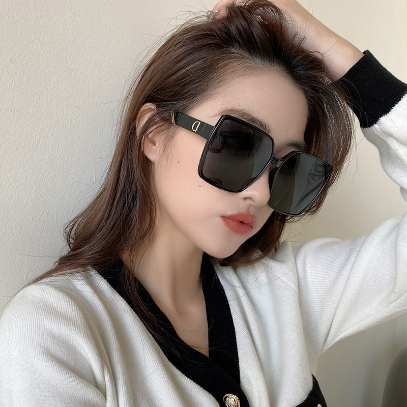 2022 New sunglasses women's superior sense large face slim square 100 hitch resistant UV mesh red sunglasses tide