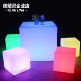 Светодиодный свет -квадратный стул квадратный квадратный корпус выставка таблица активности. Подгрупп -ландшафтный двор на открытом воздухе.