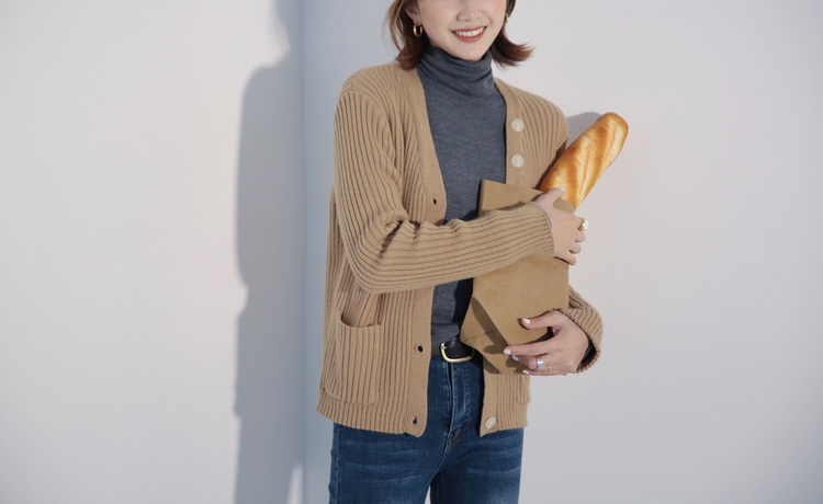 Xiaoxiaolajia produces imitation mink velvet knitted cardigan two-color bottoming shirt long-sleeved sweater loose thickened autumn and winter