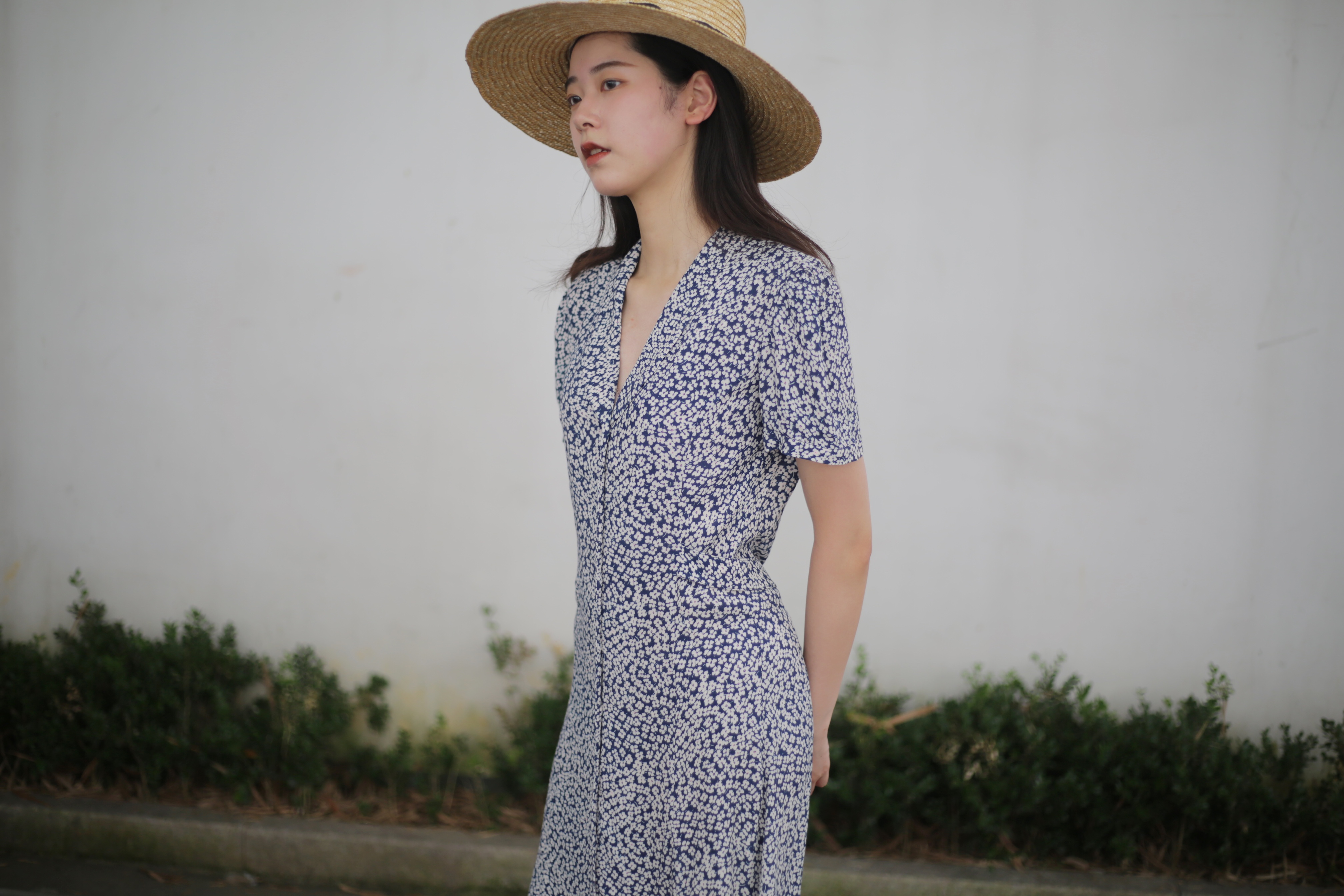 Small pull 1937 Summer French style small turn collar single row Buttoned With a floro-style silk sliding long dress to close the waist and thin