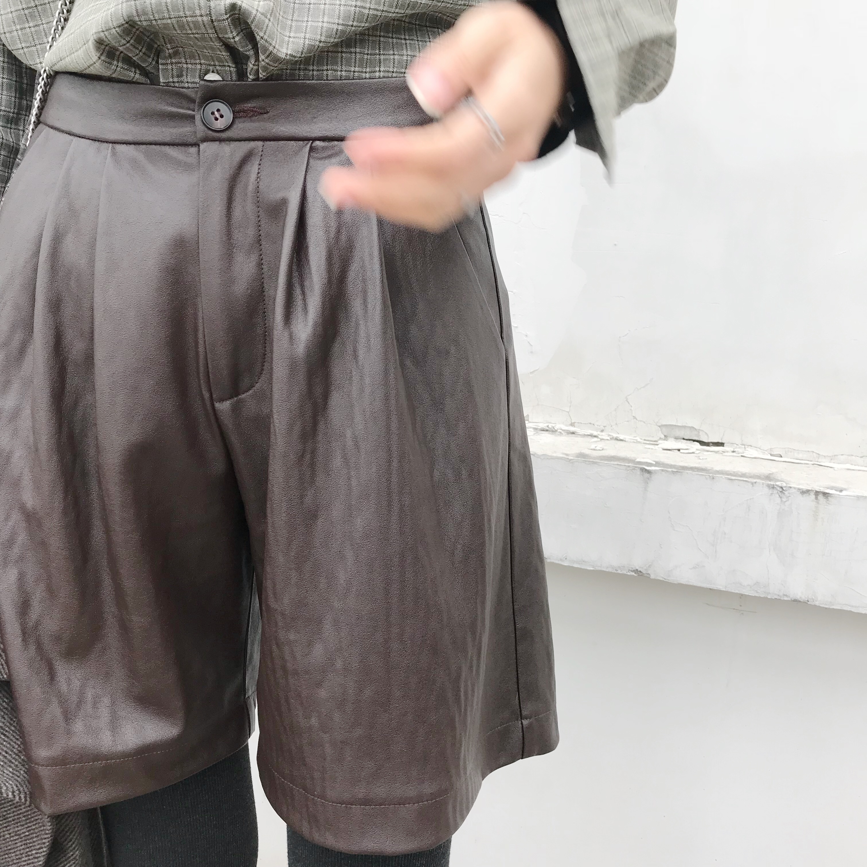 Small Lagenuine Fake Skin can't see the trendy 50% pants leather shorts brown big pants tube loose with high waist and thin foreign pie