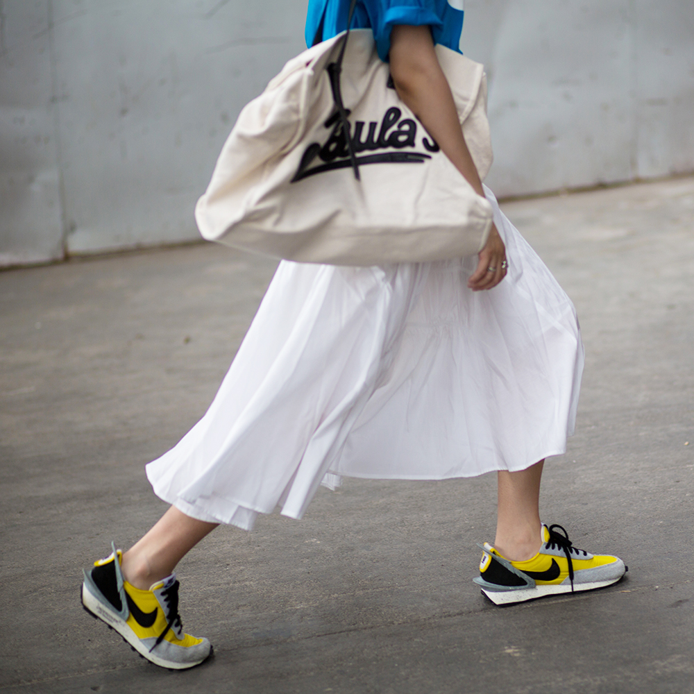 Small Pull-out Pint Irregular Folds Tight Waist White Half Body Dress Design Sense High Waist Umbrella Dress Mid summer New