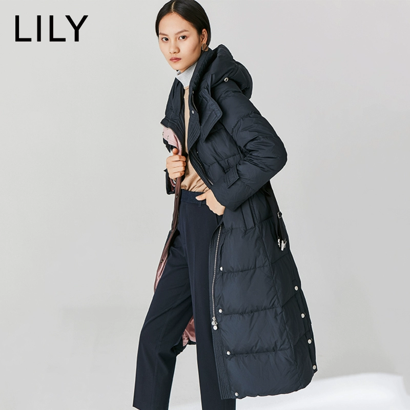 LILY2019 mùa đông mới màu hồng tương phản của phụ nữ áo khoác dài màu đen trùm đầu xuống 119430D1193 - Xuống áo khoác