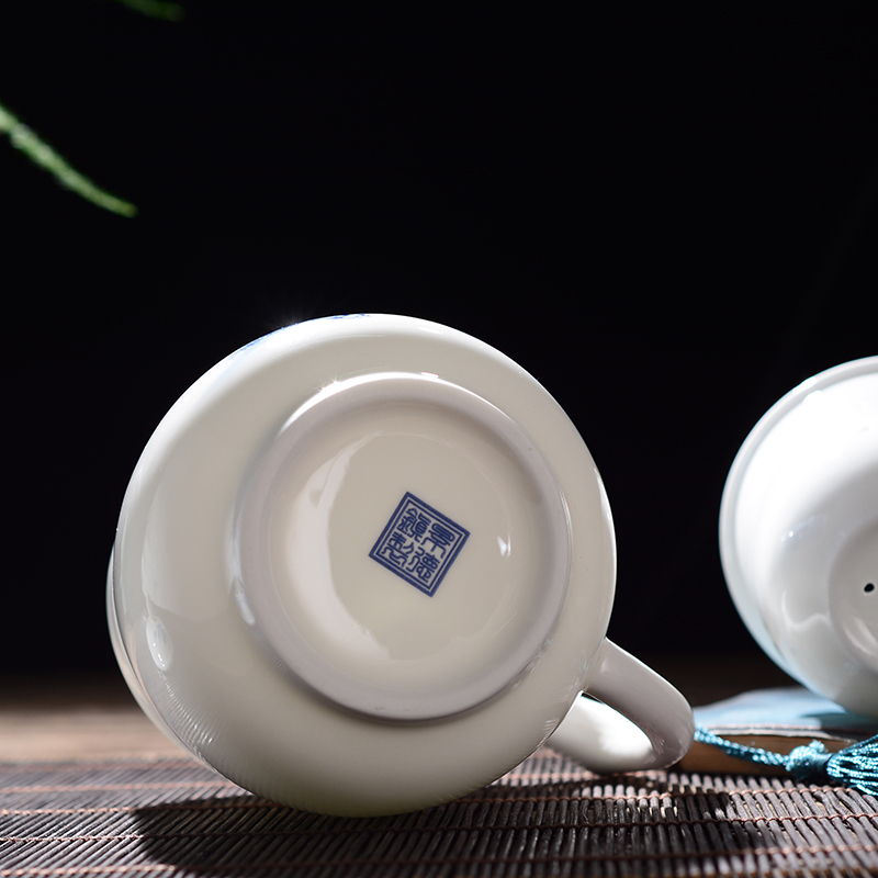 Jingdezhen ceramic cups with cover hand - made gifts) office of ink and water separation wind boss cup suit