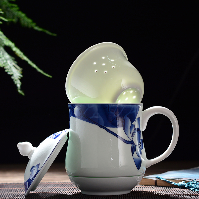 Blue and white porcelain of jingdezhen ceramic cup with cover with disc filter cup tea separation cup office keller cup with a gift