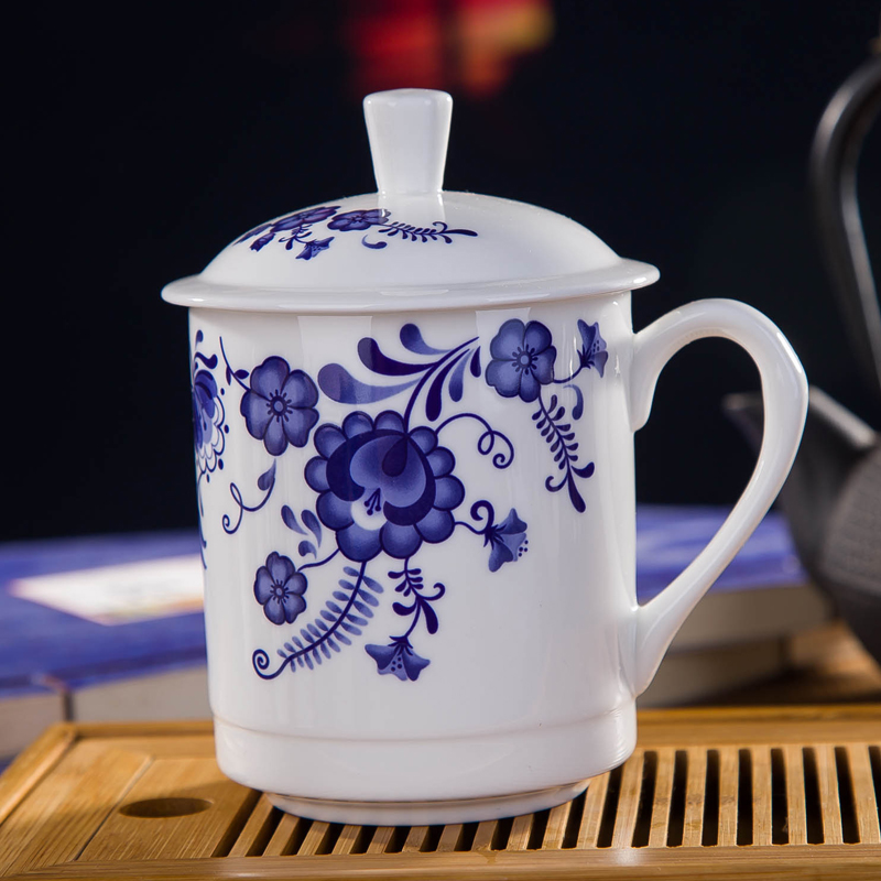 Jingdezhen ceramic cups with cover ipads porcelain cup meeting gift office of blue and white porcelain cup package mail