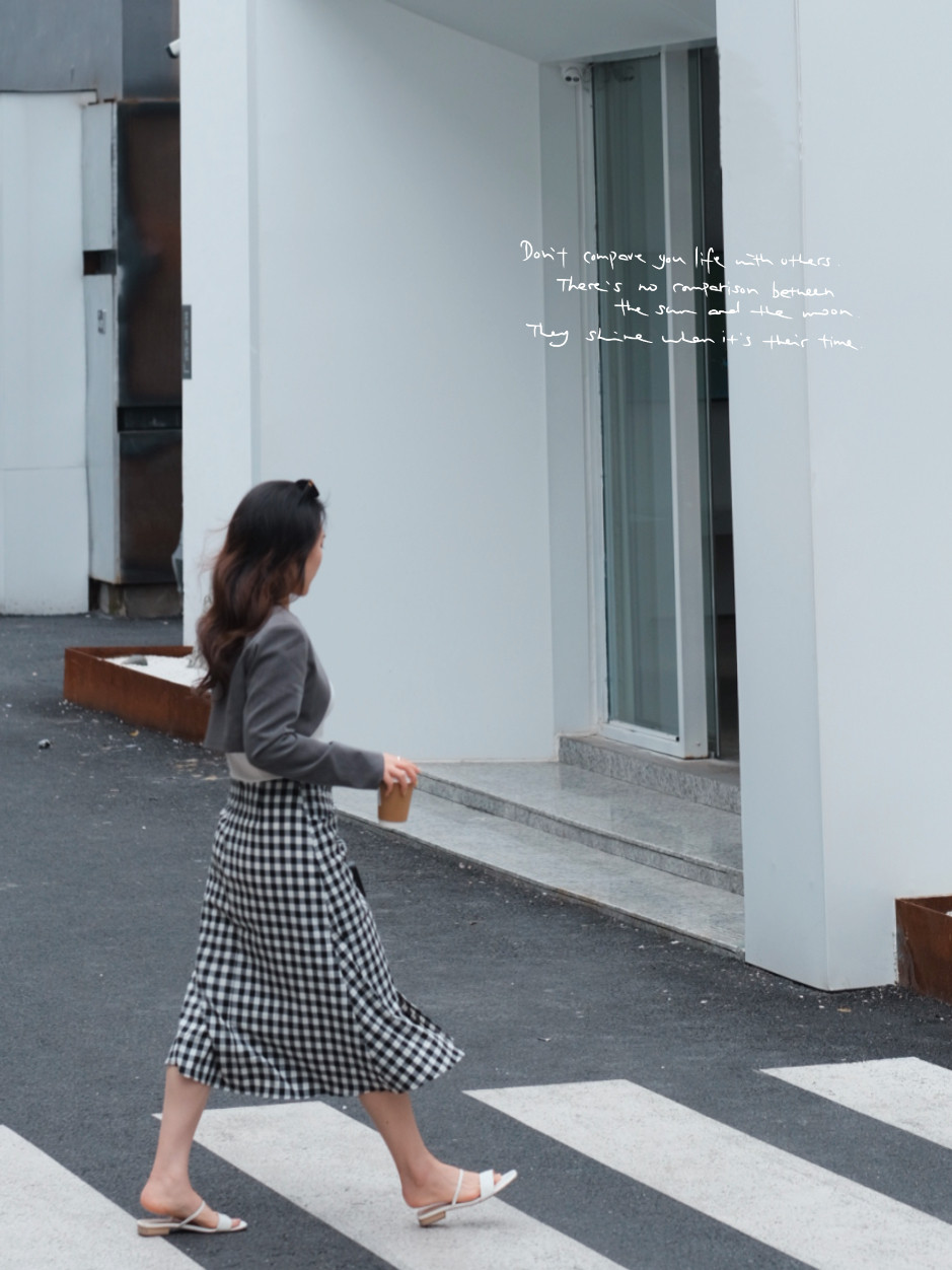 JML姜麦粒 不规则褶皱设计黑白格棋盘格中长款高腰a字半身裙微胖详情11