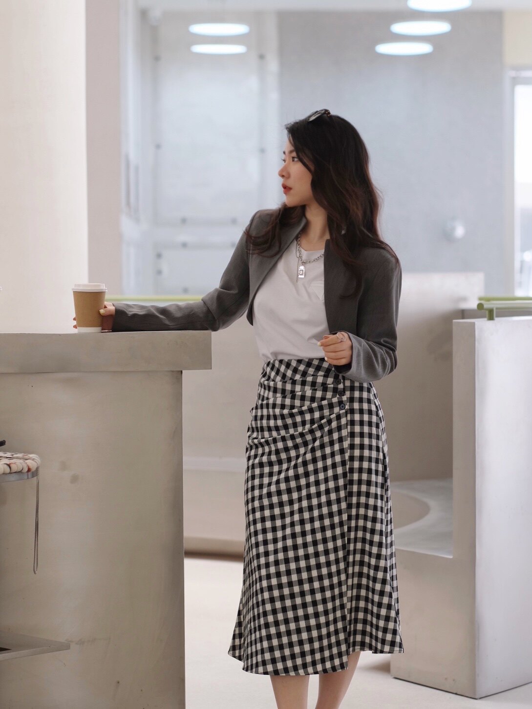 JML姜麦粒 不规则褶皱设计黑白格棋盘格中长款高腰a字半身裙微胖详情13