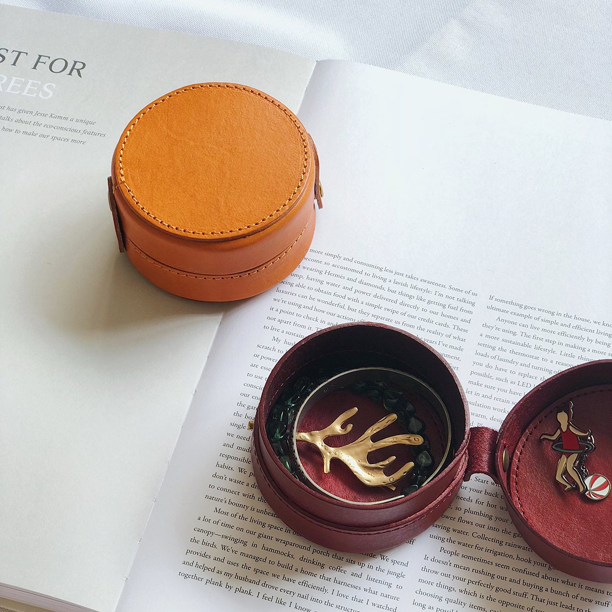 Rongqing retro handmade leather small round box bracelet necklace ring ring jewelry box watch storage leather box vegetable tanned cowhide