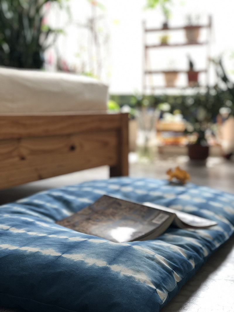 ) The SKILLS) Hand-in-hand Dyed Blue Dye plant Dyed Fillet Large Cushion Ground Mat Floating Window Mat 60x110 ZD8-Taobao