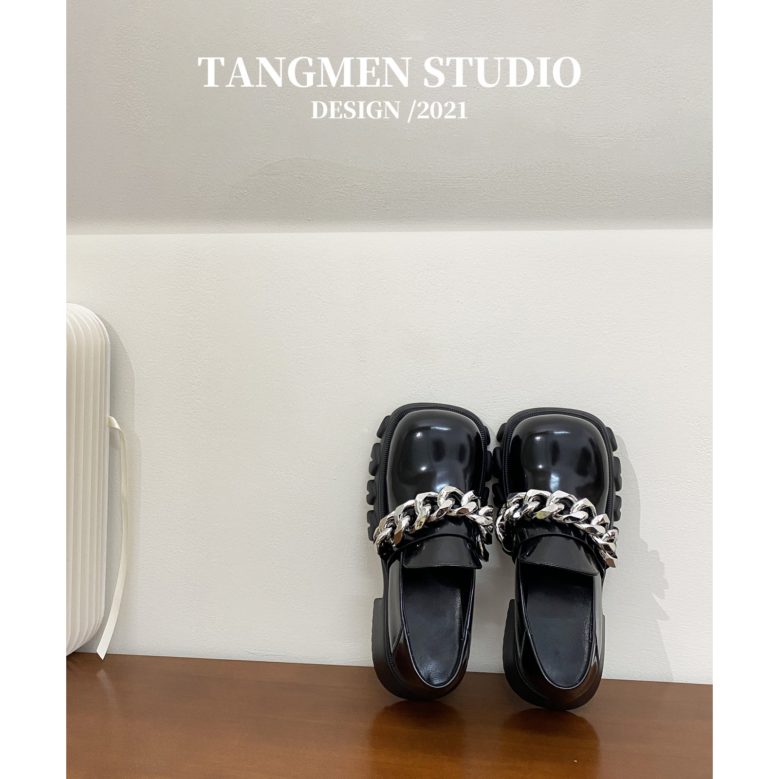 Small leather shoes woman 2021 new metal chain pine pastry thick bottom big shoes genuine leather Inn wind with Lefoes shoes