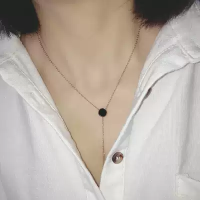 Rose gold short necklace female round black and white double-sided round card color gold clavicle chain Titanium steel jewelry pendant texture