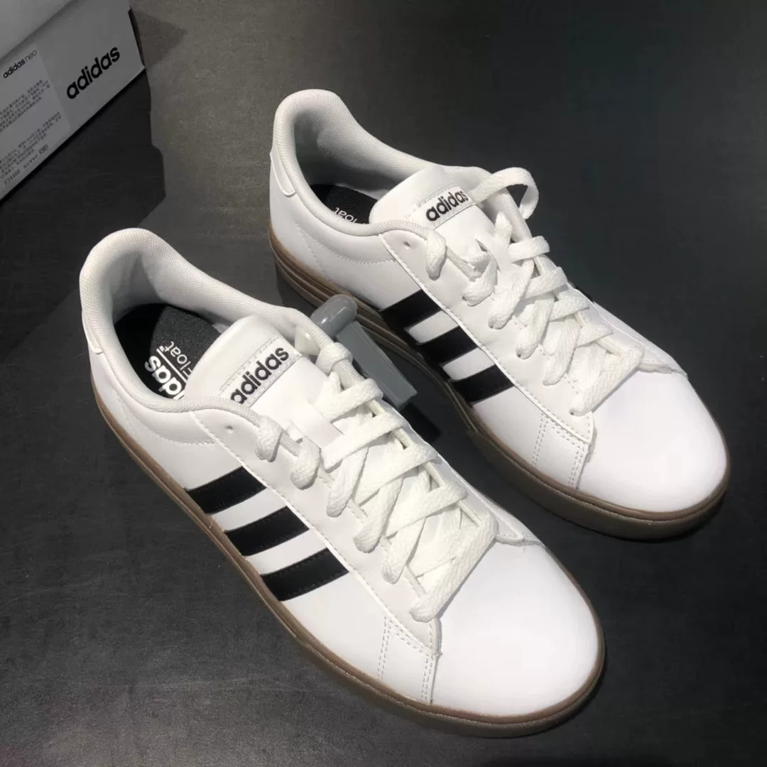 Классические спортивные низкие белые кеды Adidas для отдыха