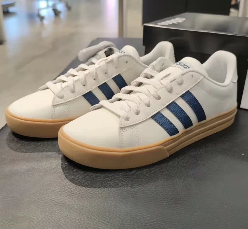 Классические спортивные низкие белые кеды Adidas для отдыха
