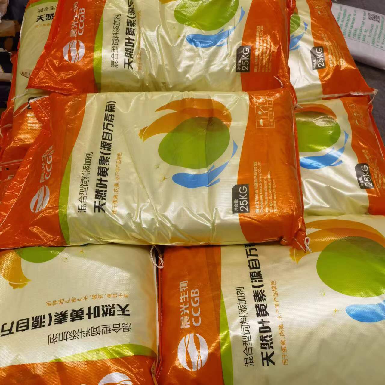 饲料添加剂叶黄素：让鸡蛋黄更鲜亮，肉鸡水产着色新选择🌿 饲料添加剂 淘宝百科网 