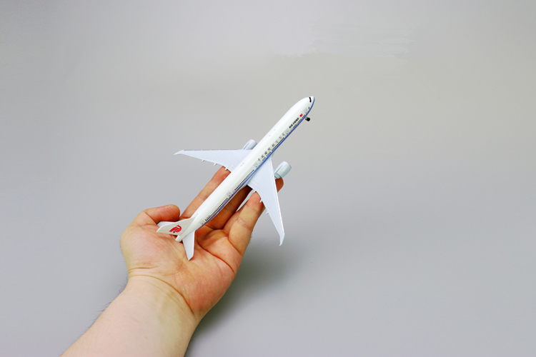 Mô phỏng hợp kim tĩnh Boeing 777 máy bay máy bay mô hình Oriental Southern Airlines ròng rọc có thể được bật đồ chơi đồ trang trí mô hình tàu chiến