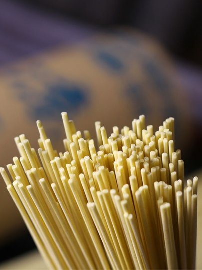 Aperitivos especiales de Sichuan, fideos fríos, fideos especiales, fideos pequeños comerciales auténticos de Chongqing, fideos alcalinos, fideos secos calientes, caja entera i