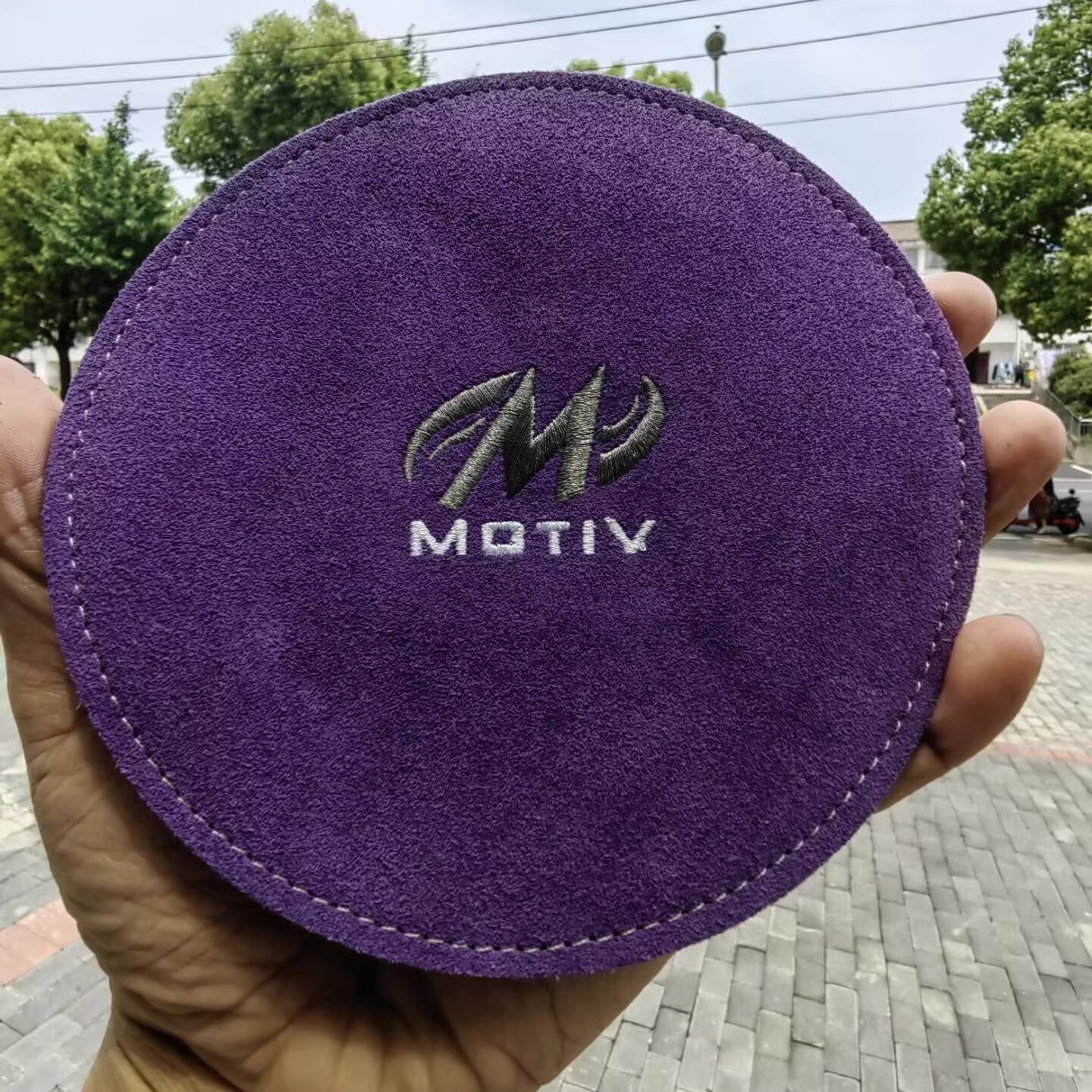 BELボウリングは、ボールシェルに吸着したオイルを除去するMOTIVブランドディスクシャミーを供給しています