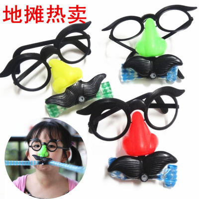 Creative large-sized glasses, blown dragon, children's beards, and wide-eyed toys are best-selling items at the street stall