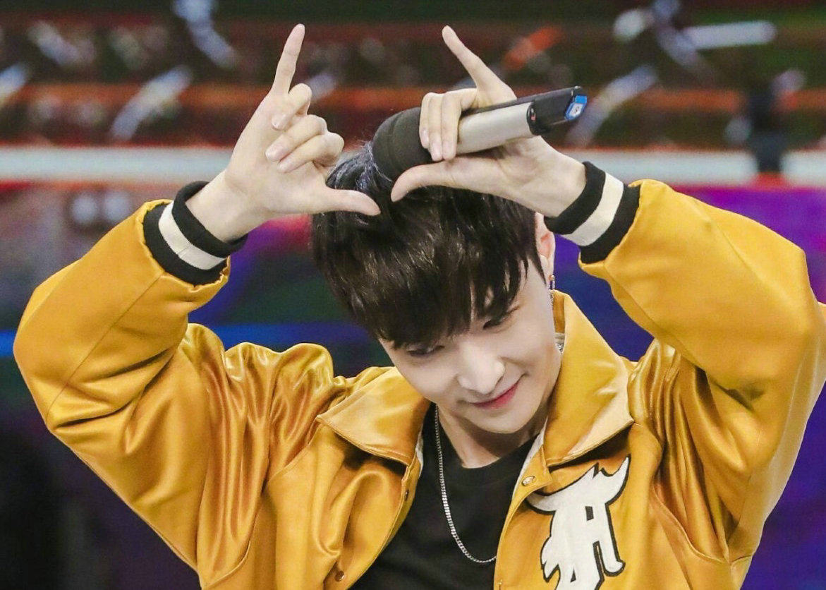 Figure Star Photo Cross embroidered Zhang Yixing 28 inch precision printing can be made to customize 