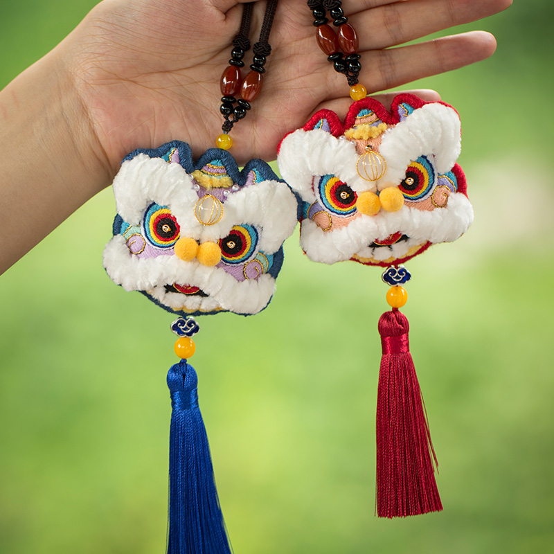 Awoke lion Lions Green Letter hand embroidered diy material bag Ancient windy caravan with hanging key button to send boyfriend gift-Taobao
