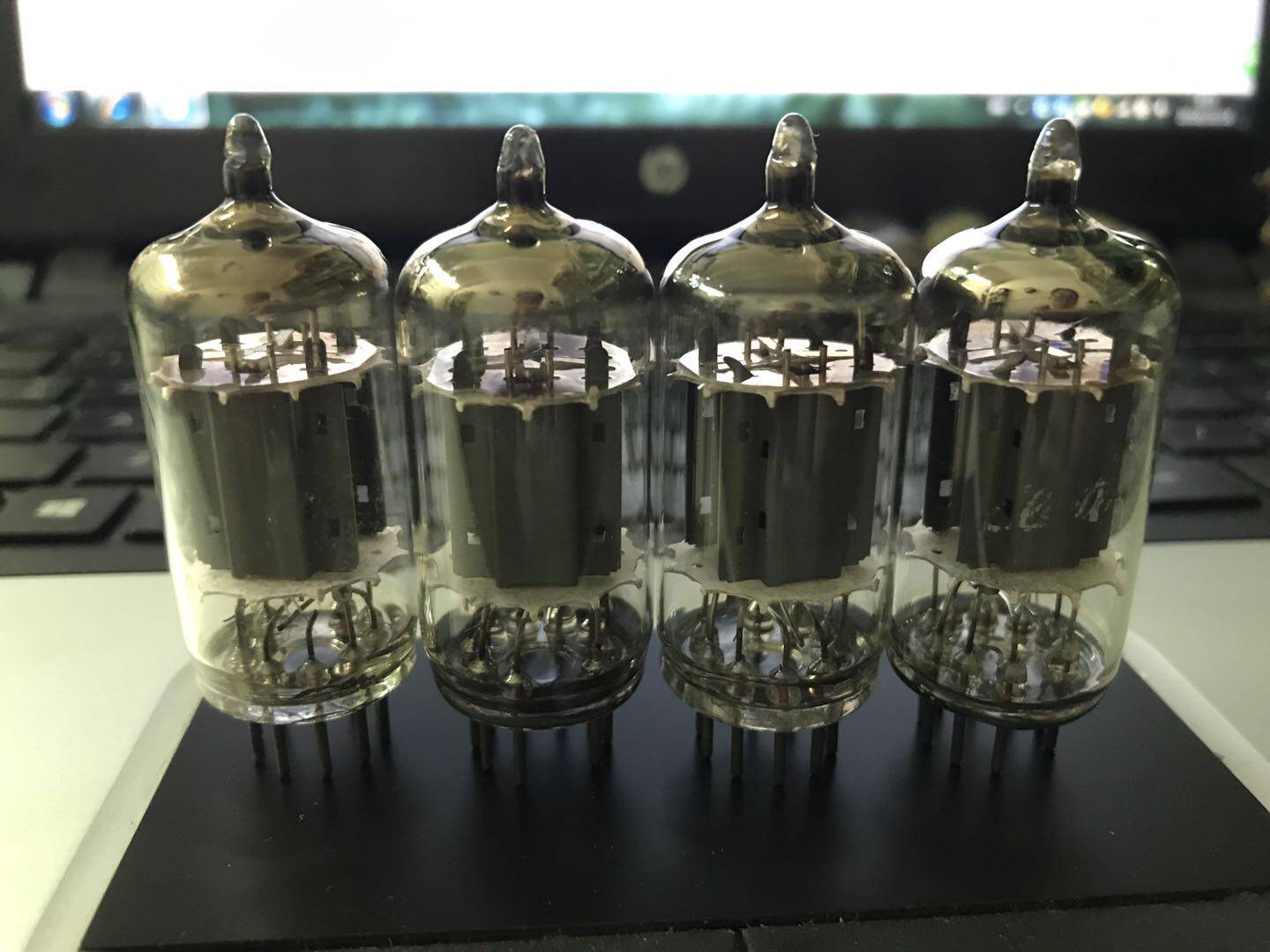 Native British Great Shield 12AX7 = ECC83 large long screen bile duct-tone-good-color good-B dark code