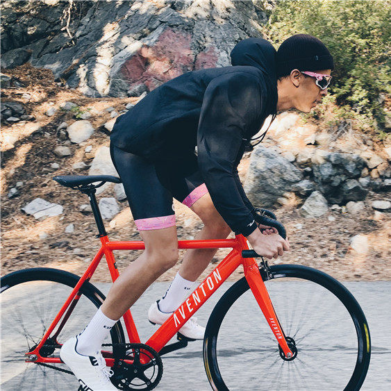 American AVENTON 2019 cordoba student AV dies and flies down and rides the muscle racing vehicle venue to break the wind