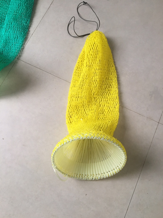 Hand-woven large-caliber convenient fish to protect the fish mesh bag The fish mesh pocket The live fish bag just can't get in the fish cage