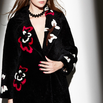 U N Q Advanced heavy industry inlaid design Sheep shearing fur one-piece leather grass coat Medium-long coat for women