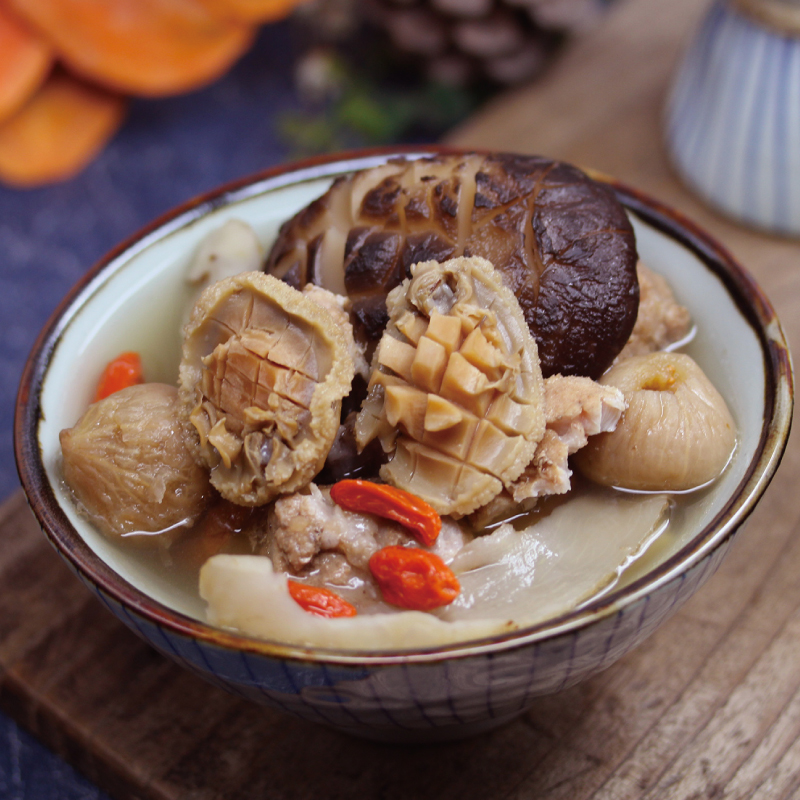 Abalone mushrooms Chinese wolfberry broth for a long time sitting up all night tired and white collar one of the whole family Seasons nutritious food and cooking soup stock