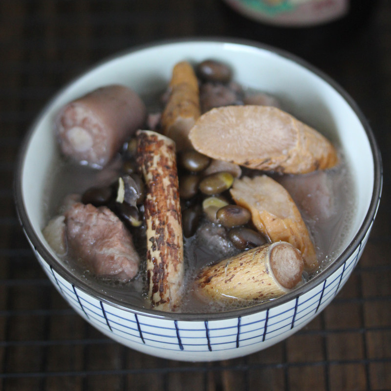 Niu vigorously five-fingered peach black bean soup, good bones and bones, Cantonese-style nutrition, soup stock, stride without panting, like it