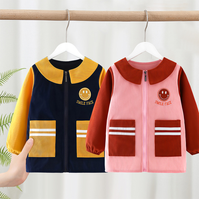 The baby is wearing a smock, children's extended waterproof bib for eating, kindergarten apron for eating, anti-dirty protective clothing for older children