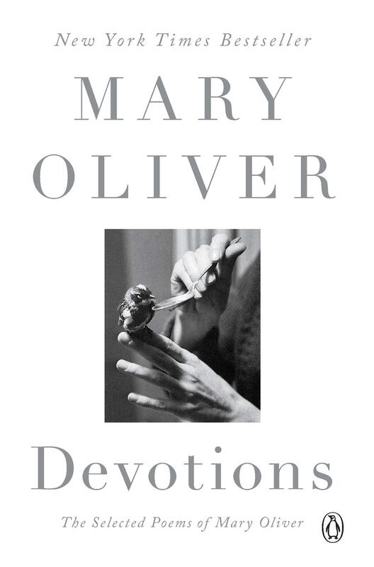 In Stock English Original Edition Selected Poems of Mary Oliver Pulitzer Prize-Winning Poet National Book Award Winner Devotions: the Selected Poems of Mary Oliver
