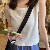 Топ с чашечками, короткая майка топ, футболка без рукавов, с вышивкой