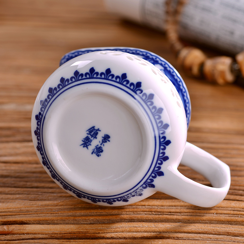 Blue and white porcelain tea set exquisite household jingdezhen ceramic kung fu tea cups honeycomb hollow out GaiWanCha plate