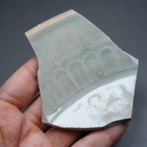 3471 Jingdezhen Yingqing stenciled flower and lotus petal pattern folded edge small plate specimen from Hangzhou Song Dynasty