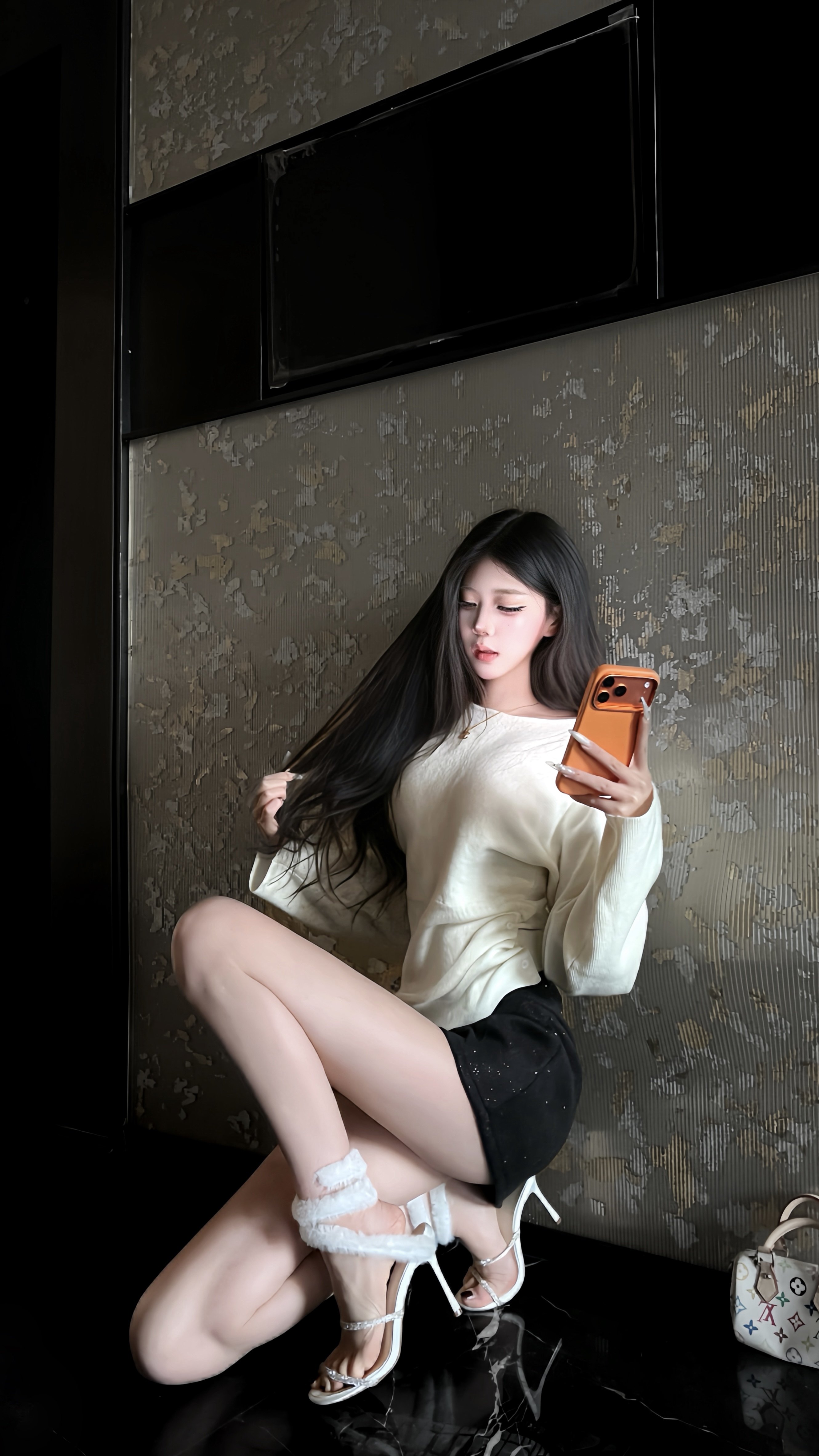 周章章"嘉顿斯"秋冬白色毛衣,斜肩收腰设计穿出温柔高级感