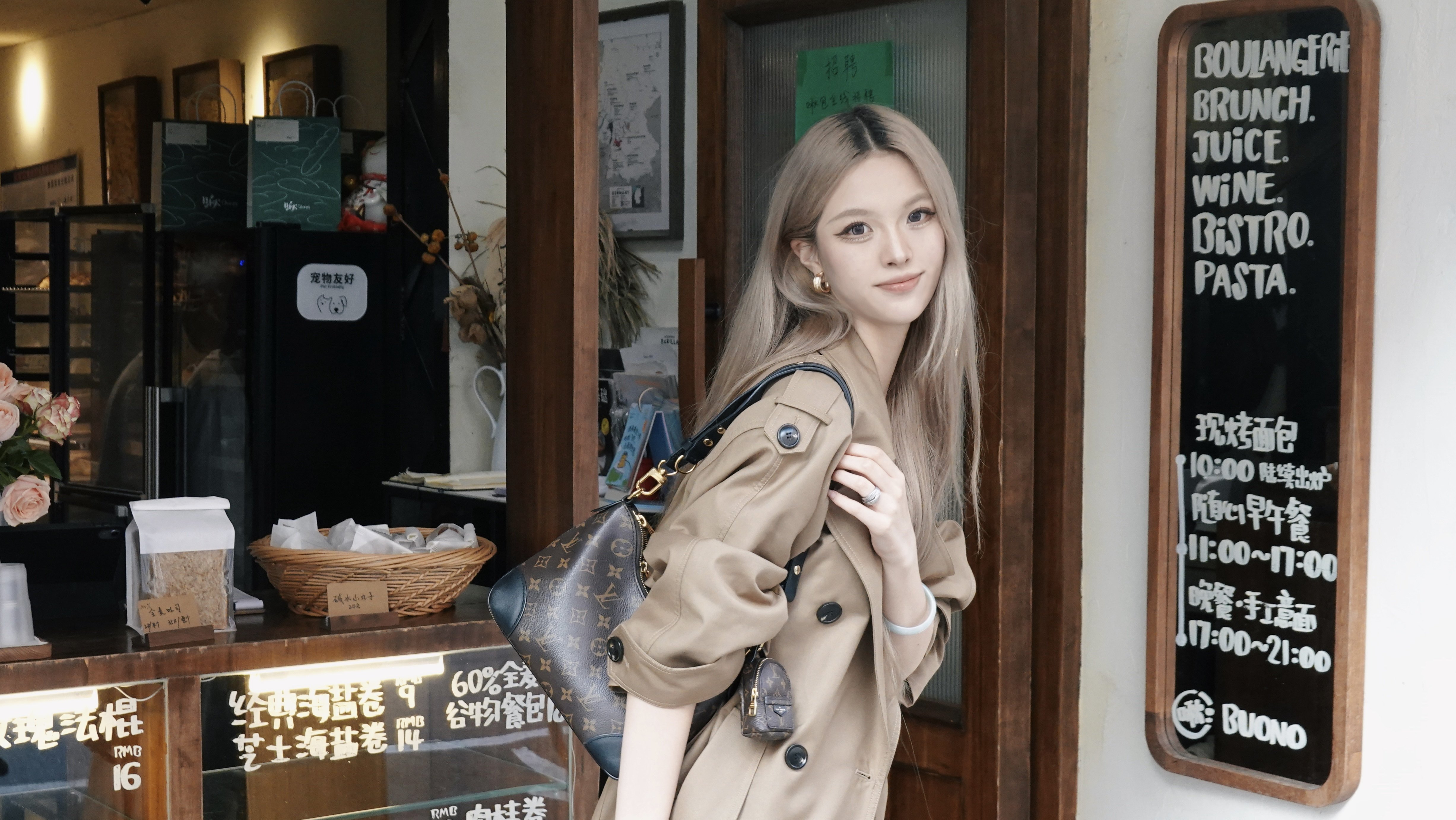 解锁法式优雅密码——周淼ZHOUMIAO"巴黎旧梦"风衣穿搭图鉴