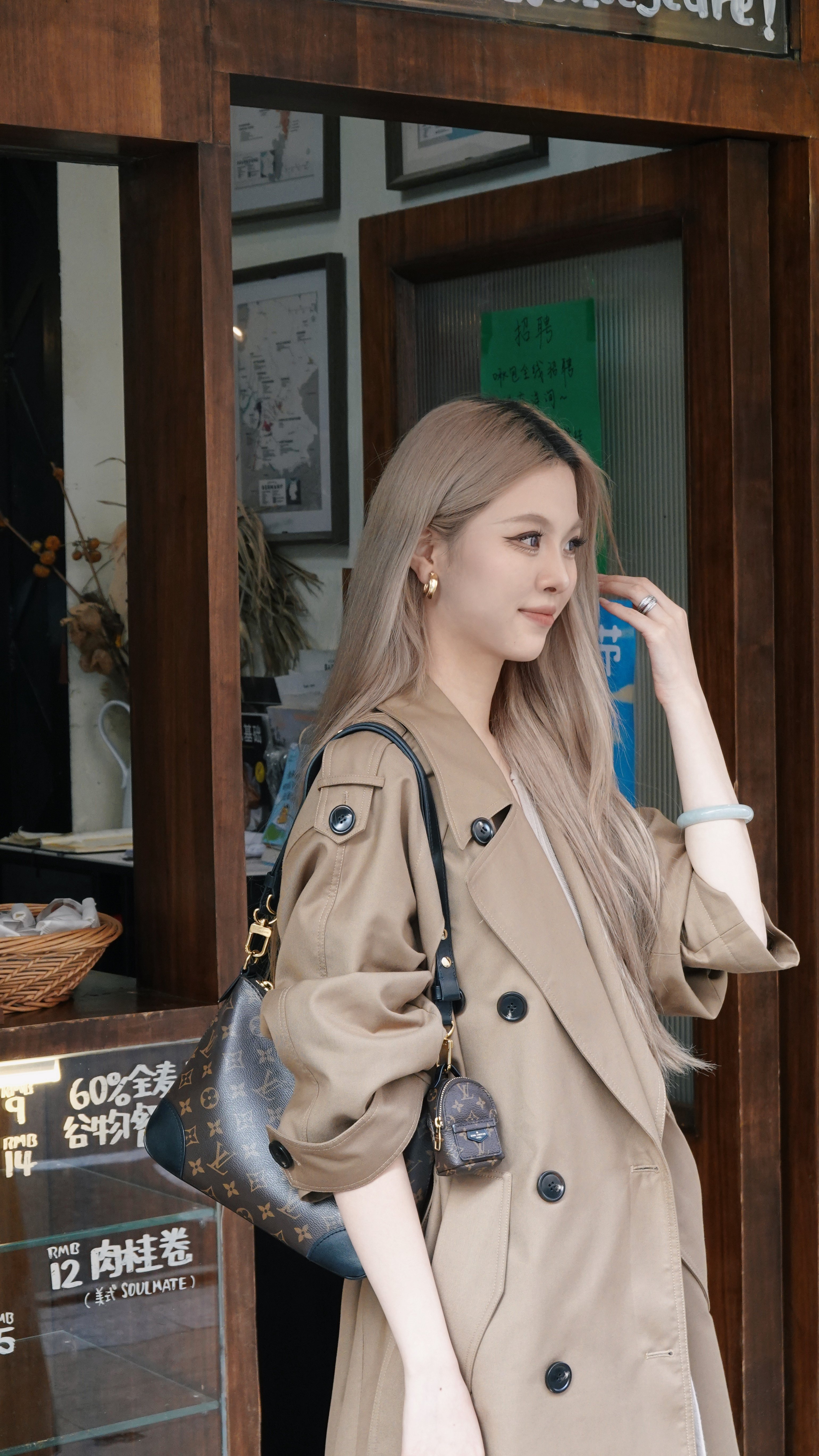 解锁法式优雅密码——周淼ZHOUMIAO"巴黎旧梦"风衣穿搭图鉴