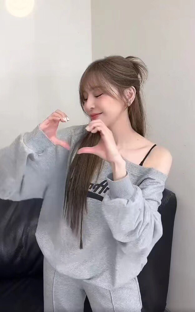 王玉文同款ANN ANDELMAN露肩卫衣 发泡印花斜领单肩小露香肩