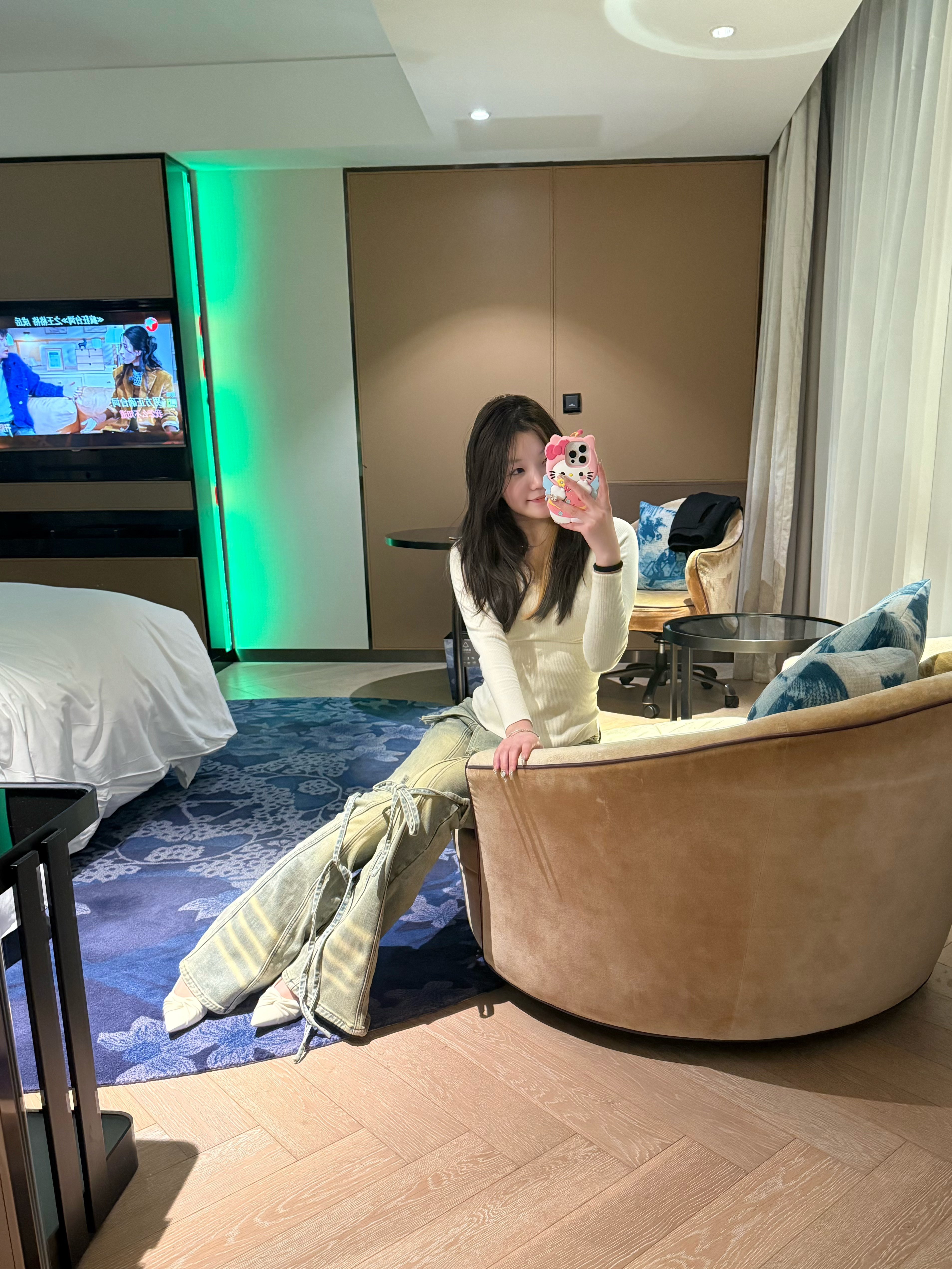 ABWLR「叠穿派对」原创复古做旧水洗牛仔裤:解锁超模腿的马蹄微喇密码