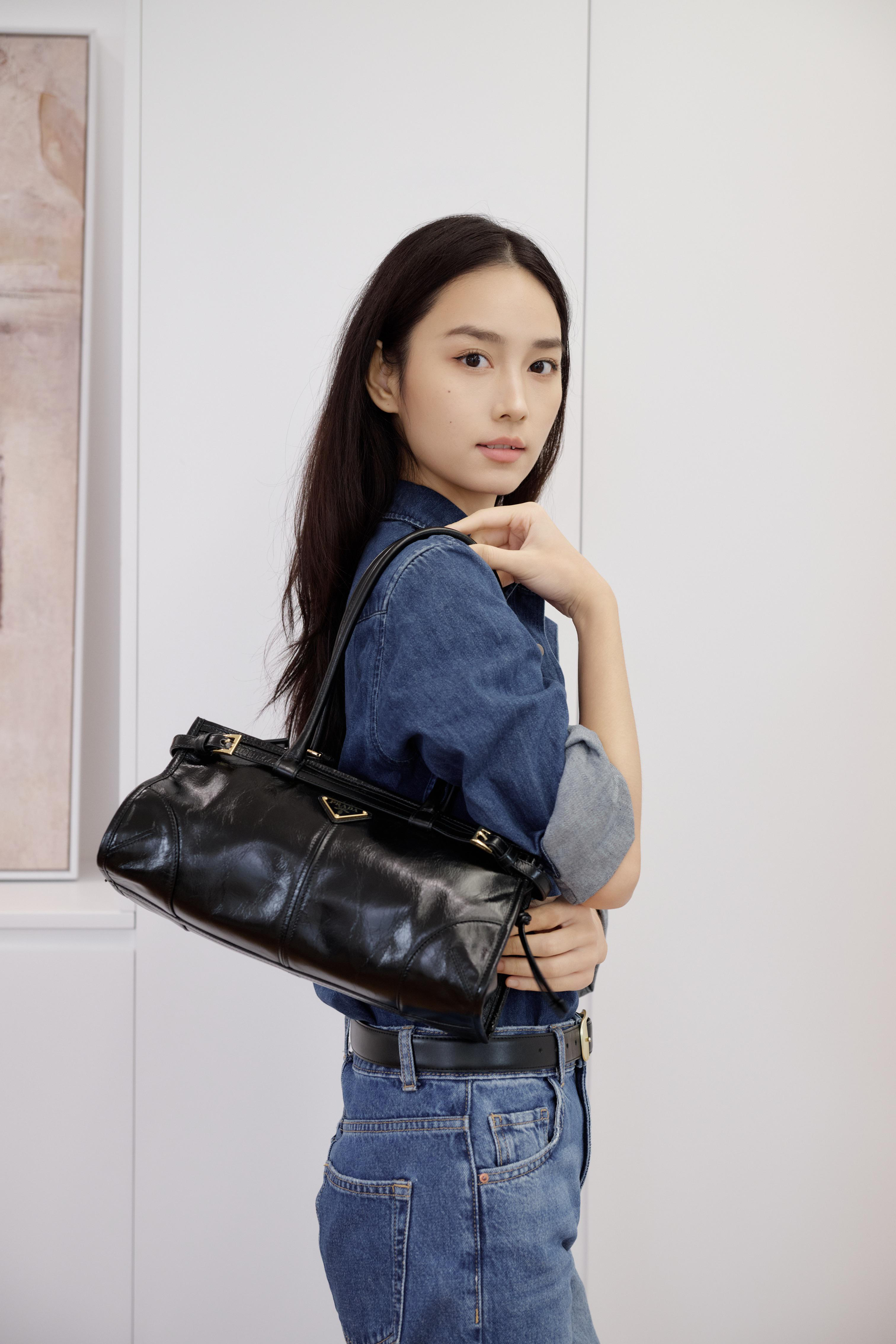 Prada Bonnie中号牛皮手袋 几何廓形融合复古与现代 柔软皮革配经典珐琅三角徽标