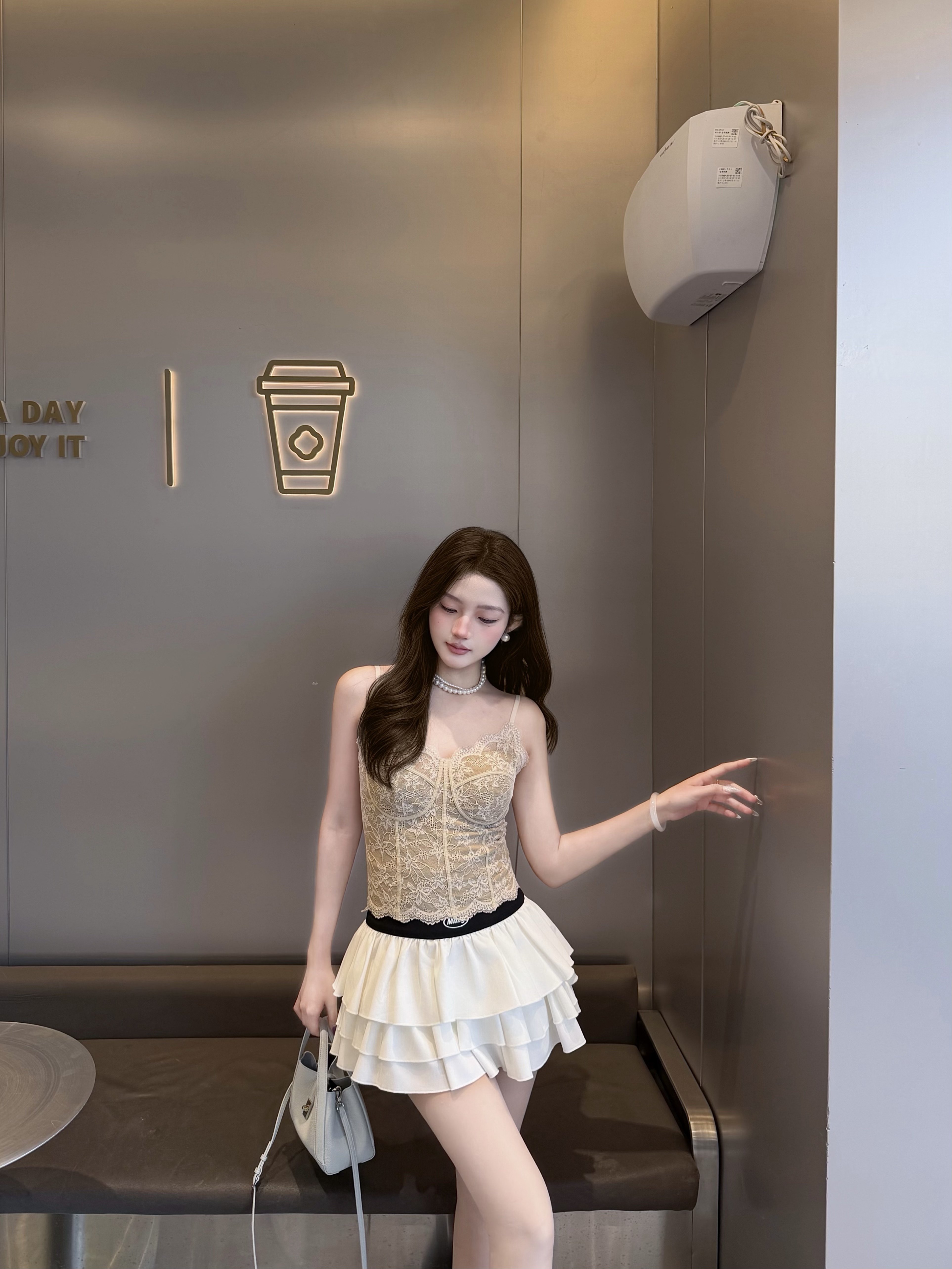 百丽真皮菜篮子包 牛皮材质高级耐磨 水桶包型大容量实用