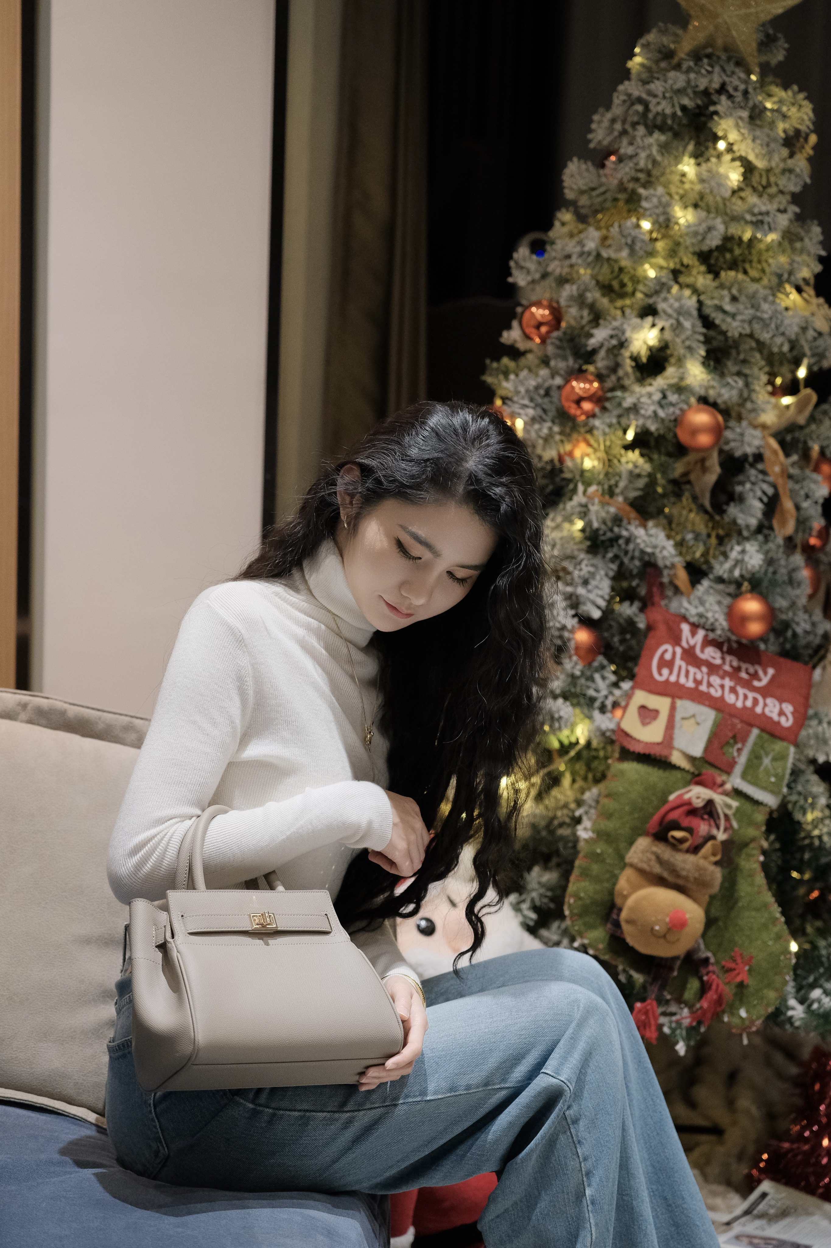 百丽红色新娘婚包 大容量设计装下红包手机 手提斜挎两用更实用